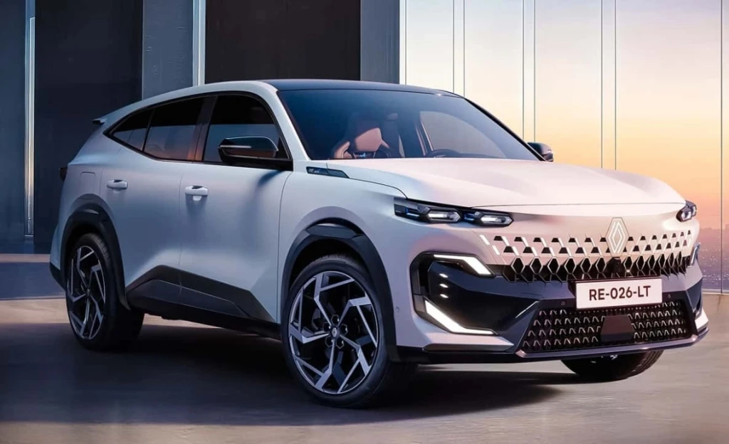Weißer Renault SUV in Dreiviertel-Frontansicht in einem Showroom mit großen Fenstern und Abendhimmel