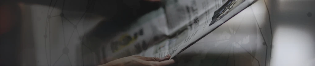Hände halten eine aufgeschlagene Tageszeitung, überlagert von einem Netzwerk aus Linien und Punkten