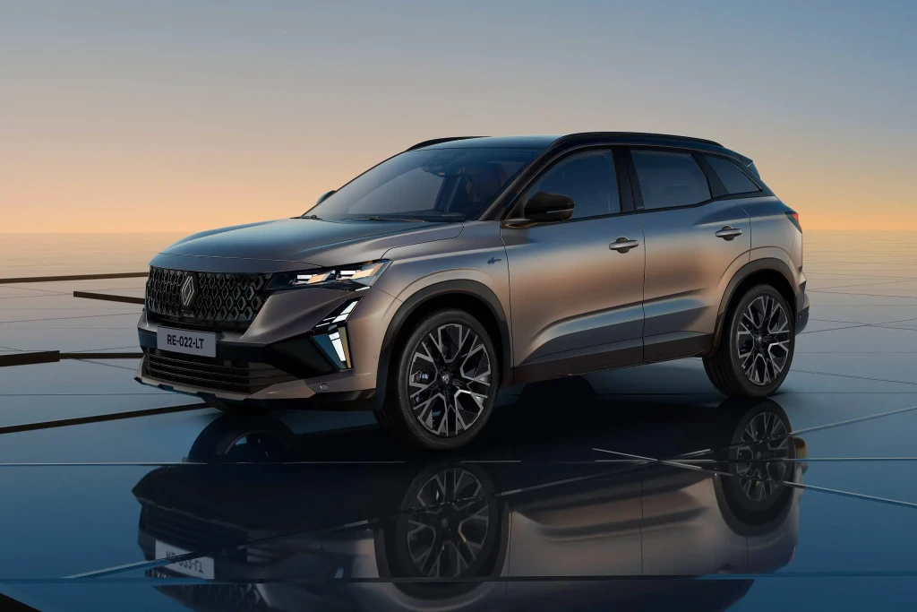 Bronzefarbener Renault Austral SUV in Dreiviertel-Frontansicht vor abendlichem Horizont